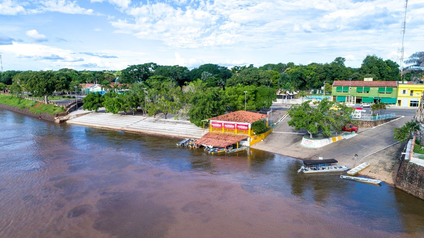 Porto e embarcações em Aruanã
