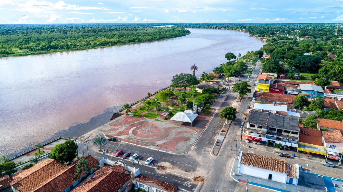 Vista aérea da orla e do Rio Araguaia em Aruanã